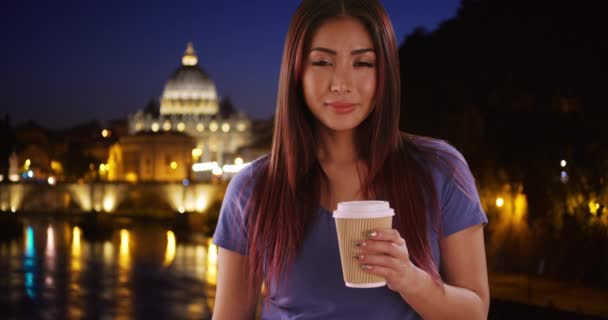 サンピエトロ大聖堂近くで夜にコーヒーを楽しむかなり日本人女性 コーヒーカップを持つアジア系女性の肖像画 — ストック動画