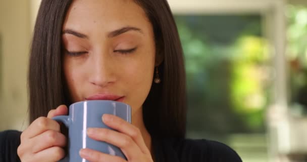 Uma Mulher Hispânica Bebe Café Manhã Uma Latina Posa Enquanto — Vídeo de Stock