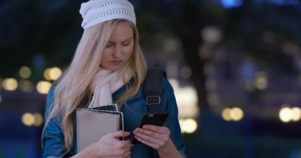 Jeune Femme Blonde Navigue Sur Internet Sur Son Smartphone Extérieur — Video