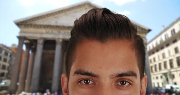Närbild Latin Millennial Man Med Undercut Utanför Pantheon Rom Snygg — Stockvideo