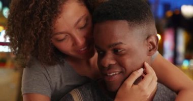 İki evli milenyum üyesi gece Champs-Elysees Bulvarı 'nda birlikte gülüp gülüyor. Güzel melez kadın tatlı erkek arkadaşını arkadan kucaklıyor. 4k