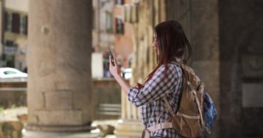 Mutsuz Japon kadın Roma 'da cep telefonu çekmiyor. Pantheon 'daki turist cep telefonunun çalışmasını umuyor. 4k