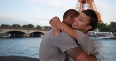 Hassas genç çift Eyfel Kulesi yakınlarında romantik bir anı paylaşıyor. Paris, Fransa 'da Seine Nehri' nin kıyısında sarılan Afrikalı erkek ve kadınları seven. 4k