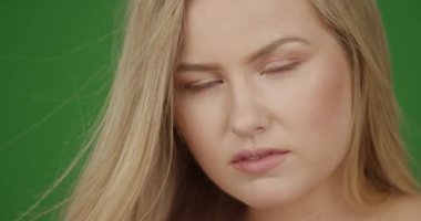 Çekici beyaz bir kadının yeşil ekranda kameraya bakışını yakından çek. Anahtar ya da birleşik olmak üzere yeşil ekranda.