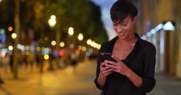 Moderne Junge Schwarze Frau Die Paris Unterwegs Ist Benutzt Ihr — Stockvideo