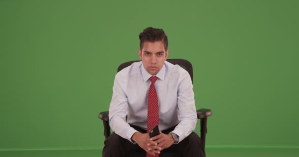 Retrato Jovem Profissional Negócios Hispânico Sentado Cadeira Escritório Olhando Para — Vídeo de Stock