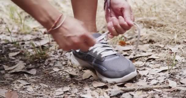 Active Fit Woman Tying Shoe Park — Stock Video