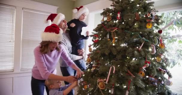 Belle Famille Caucasienne Décorer Arbre Noël Ensemble — Video