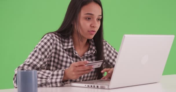 Hispánka Šálkem Kávy Zadávající Informace Kreditní Kartě Počítače Zelené Obrazovce — Stock video