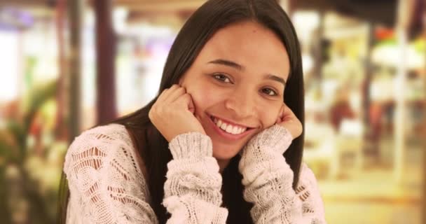 Linda Mujer Hispana Sonriendo Cámara — Vídeo de stock