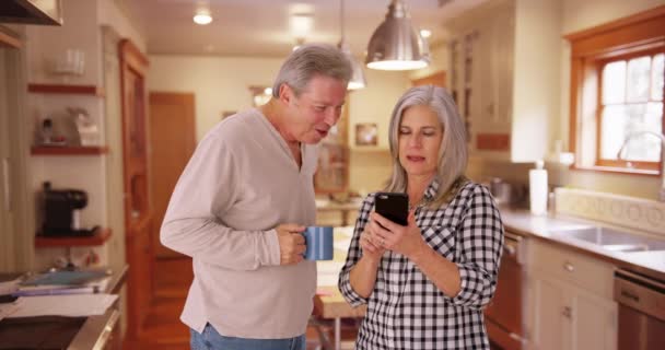 Anziani Bianco Coppia Lettura Guardando Smartphone Due Persone Mezza Età — Video Stock