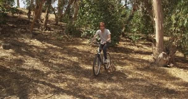 Hombre Hispano Guapo Montando Bicicleta Sendero — Vídeo de stock