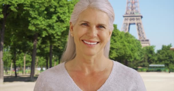 Alkalmi Portré Egy Kedves Érett Fehér Nőről Eiffel Torony Közelében — Stock videók