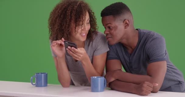 黑人千年男女一边在绿色屏幕上喝咖啡 一边一起探索社交媒体 在绿色屏幕上键入或合成 — 图库视频影像
