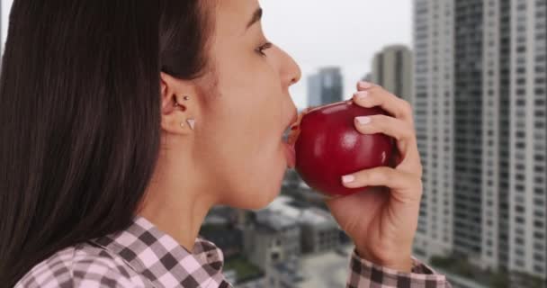 Mexikanska Flicka Äter Ett Äpple Det Stora Äpplet — Stockvideo