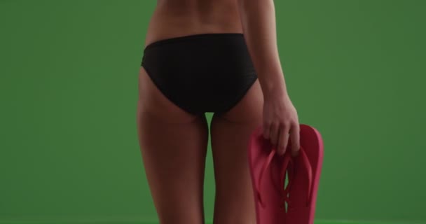 Achteraanzicht Van Een Vrouw Haar Bikini Een Groen Scherm Groen — Stockvideo