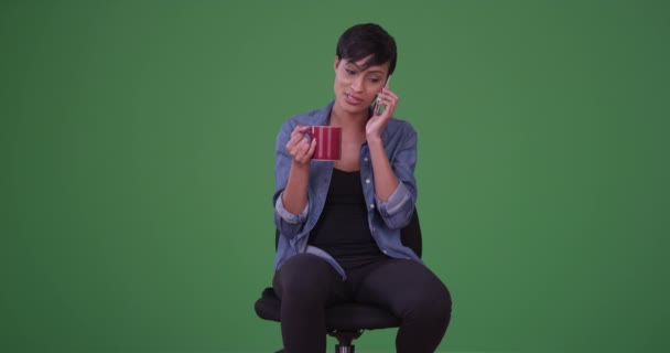 Millennial Mulher Negra Sorri Ter Uma Conversa Seu Telefone Celular — Vídeo de Stock