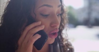 Bir cep telefonuyla konuşurken içme genç İspanyol kadın closeup