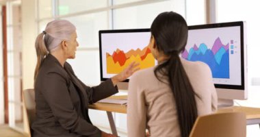 İki ofis çalışanı şirketlerinin istatistikleri hakkında konuşuyor. İş kadınları işlerinden bahseder. 4k