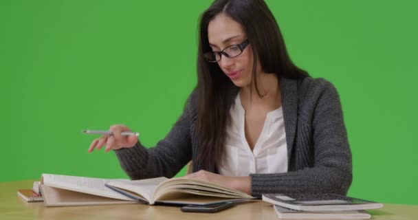 Eine Studentin Macht Ihre Hausaufgaben Auf Dem Grünen Bildschirm Auf — Stockvideo