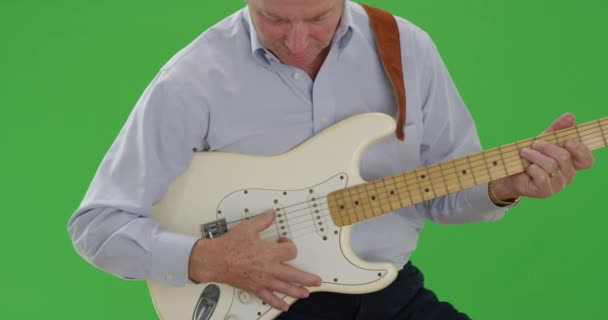 Porträt Eines Älteren Männlichen Gitarristen Der Gitarre Spielt — Stockvideo