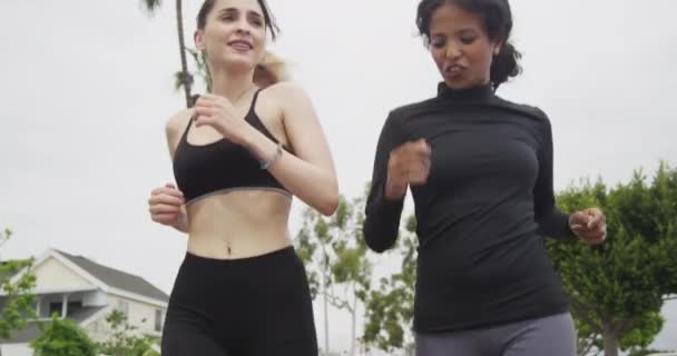 Gelukkig Vrouwen Runnen Samen Buiten — Stockvideo