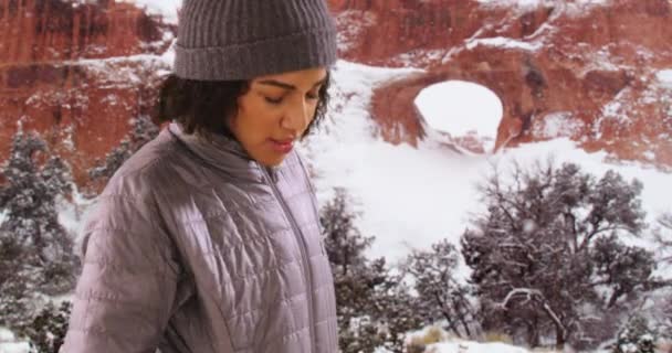 Joven Mujer Negra Parada Aire Libre Nieve Retrato Mujer Negra — Vídeos de Stock