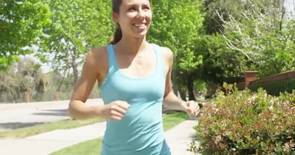 Щаслива Молода Жінка Біжить — стокове відео