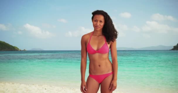 Millennial Woman Plajda Durup Gülümseyerek Bikini Giyiyor Sahilde Durmuş Gülümseyen — Stok video