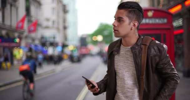 Şehir Caddesinde Taksi Çağıran Çekici Bin Yıllık Latin Erkek Spanyol — Stok video