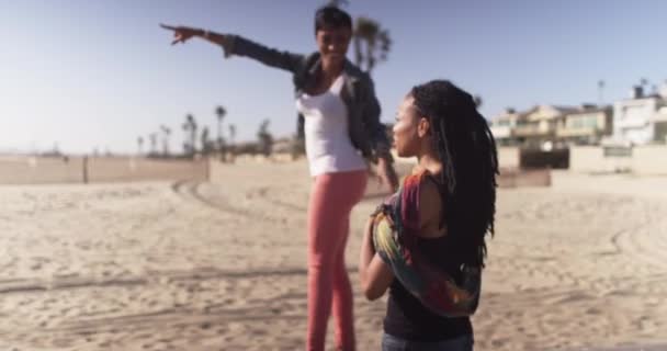 Foto Portátil Dois Amigos Conversando Curtindo Sol Praia — Vídeo de Stock