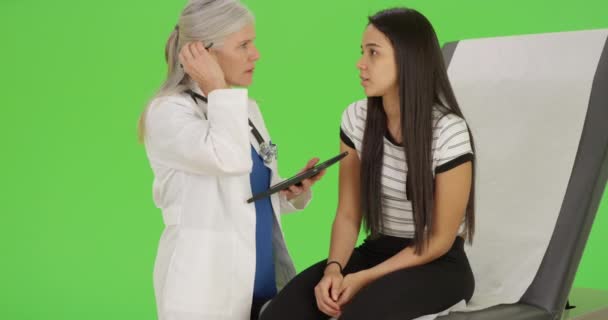 Professionnel Santé Âgé Parle Patiente Lorsqu Elle Utilise Une Tablette — Video