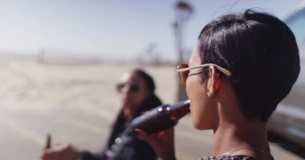 Foto Portátil Mulher Negra Tomando Gole Cerveja Enquanto Conversa Com — Vídeo de Stock