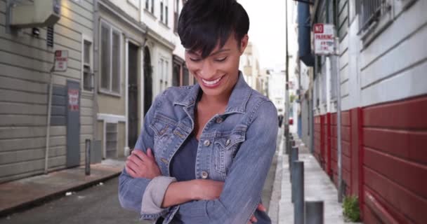 一个自信的千禧年女人 胳膊交叉在城市街道上 20多岁的快乐微笑的黑人女人 — 图库视频影像