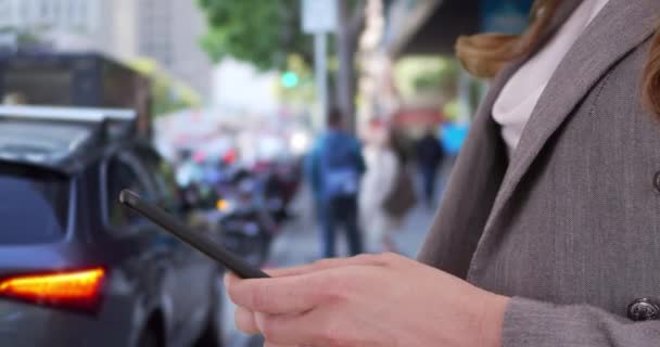 Empresária Mensagens Texto Smartphone Trabalho Fechar Mulher Morena Usando Telefone — Vídeo de Stock