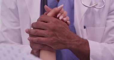 Doktor hastaya ameliyattan önce rahatlık vermek