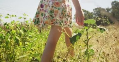 Genç bir kadın dışarıda yürüyor.