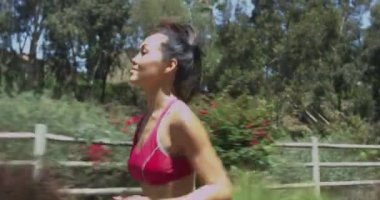 Asyalı kadın parkta çalıştıran