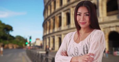 Kolezyum 'un yanında duran güzel Japon kadın portresi. Roma 'da tatilde gülümseyen ve gülen Asyalı kadın. 4k