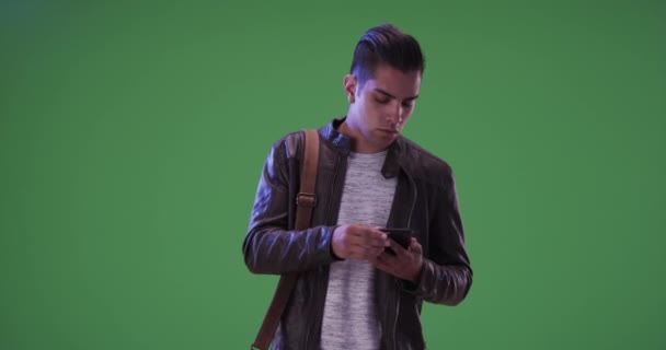 Millennial Uomo Ispanico Guardando Smartphone Sullo Schermo Verde Sullo Schermo — Video Stock