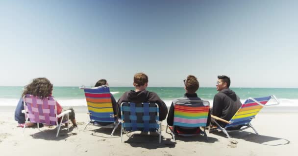 Skupina Mladých Dospělých Mezirasových Přátel Baví Pláži — Stock video