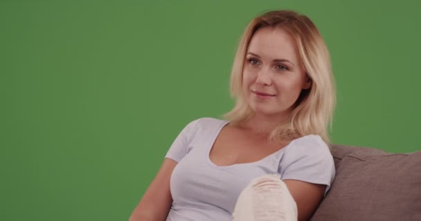 Wanita Duduk Sofa Menonton Layar Hijau Pada Layar Hijau Yang — Stok Video