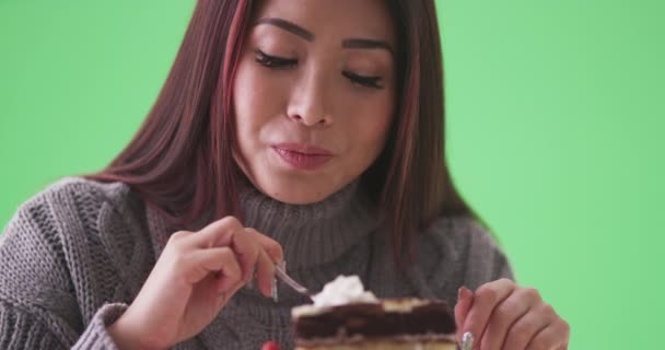 Glad Asiatisk Kvinna Äter Tårta Grön Skärm Grön Skärm Som — Stockvideo