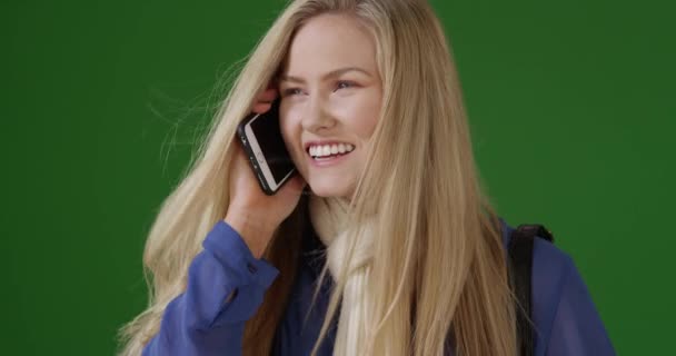 Charmante Jonge Blonde Vrouw Chatten Handheld Mobiele Apparaat Groen Scherm — Stockvideo