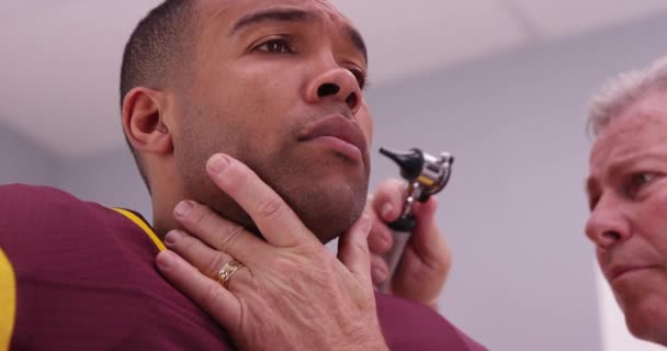 先輩医師の耳鏡でスポーツ選手の耳をチェック — ストック動画