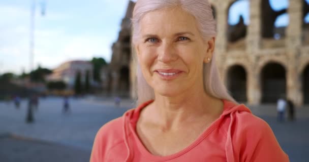 Portrait Souriant Mignonne Femme Mûre Près Colisée Femme Âgée Jouissant — Video