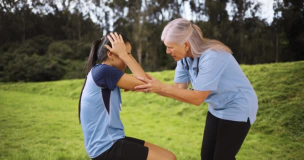 Jeune Footballeur Blesse Footballeur Lycée Demande Des Soins Médicaux Marge — Video