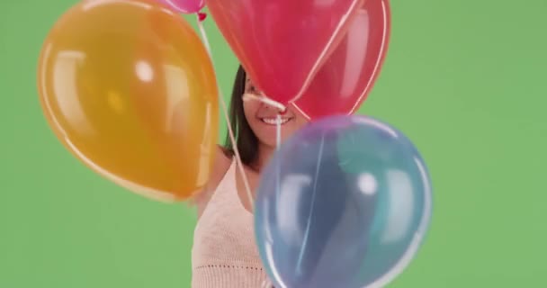 Tysiącletnia Latynoska Pokazuje Swoje Balony Zielonym Ekranie Zielonym Ekranie Klucza — Wideo stockowe