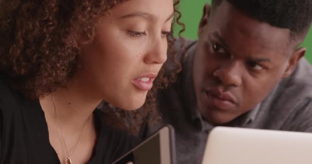 Schwarze Männer Und Frauen Bei Der Arbeit Auf Der Grünen — Stockvideo