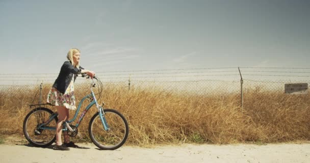 Jovem Mulher Sentada Bicicleta Livre — Vídeo de Stock